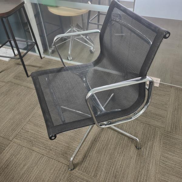Vitra aluminum fame vistor chair