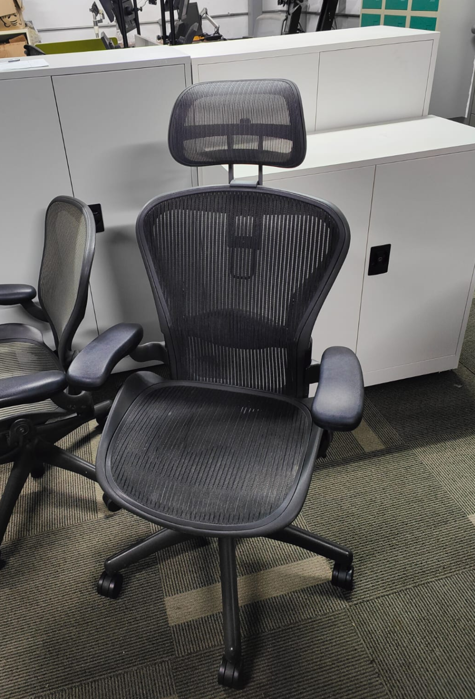 hfc-aegb Herman miller aeron chair with headrest size B classic graphite color fully loaded