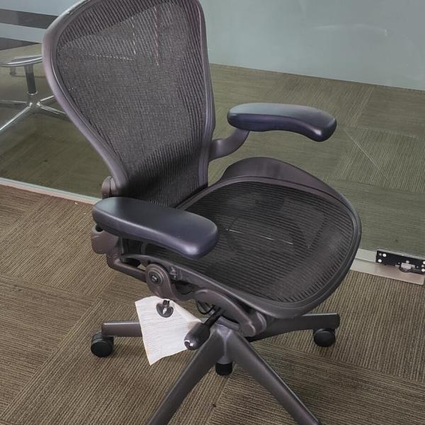 hfc-aegb Herman miller aeron size B classic graphite color