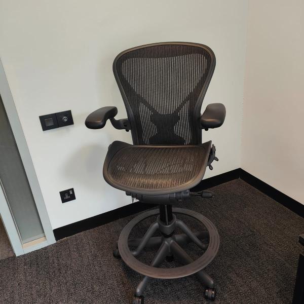 hfc-aeron high stool size B Graphite color with posturefit